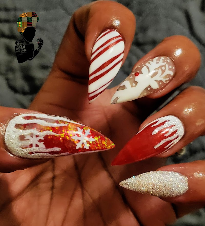 Bold patterned nail set with contrasting colors